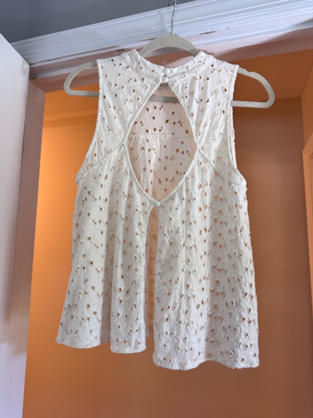 Free People Ivory Floral Eyelet Keyhole Button Back Top Medium - Picture 3 of 9